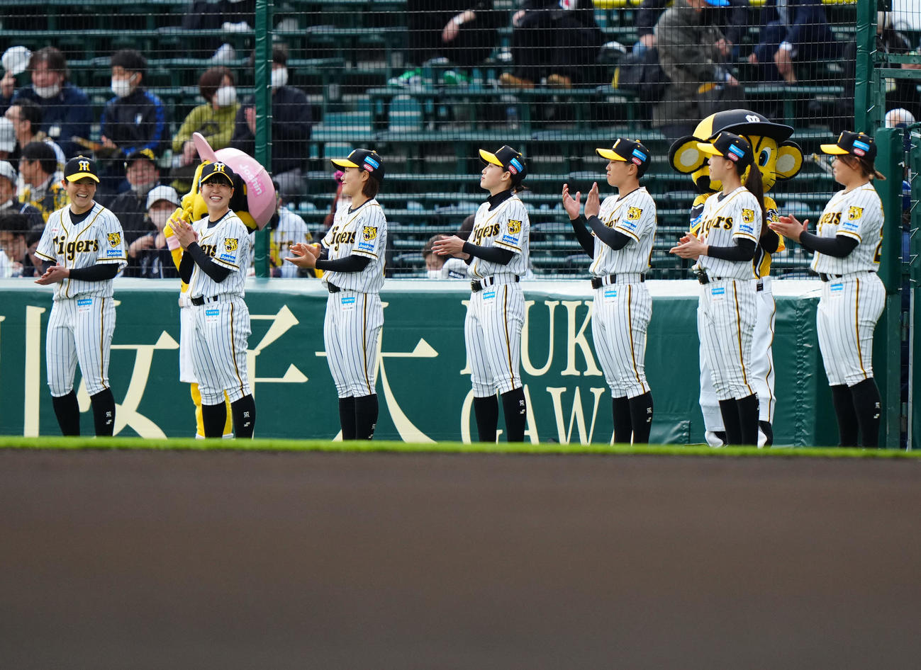 阪神対巨人　試合前、あいさつする阪神タイガースWomenの新入団した選手たち（撮影・江口和貴）