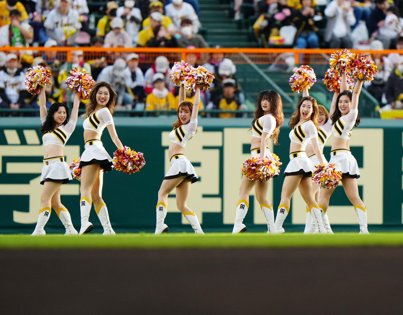 阪神対巨人　試合前、パフォーマンスする阪神「タイガースガールズ」（撮影・江口和貴）
