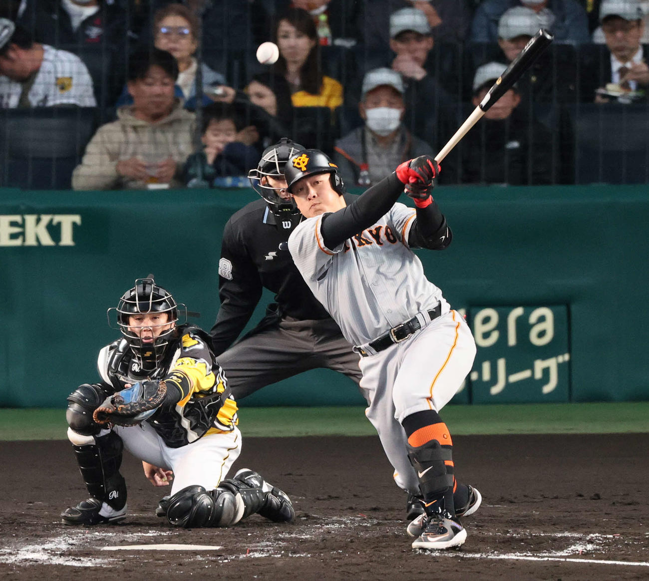 阪神対巨人　3回表巨人無死二塁、岡本和は中前適時打を放つ（撮影・上山淳一）