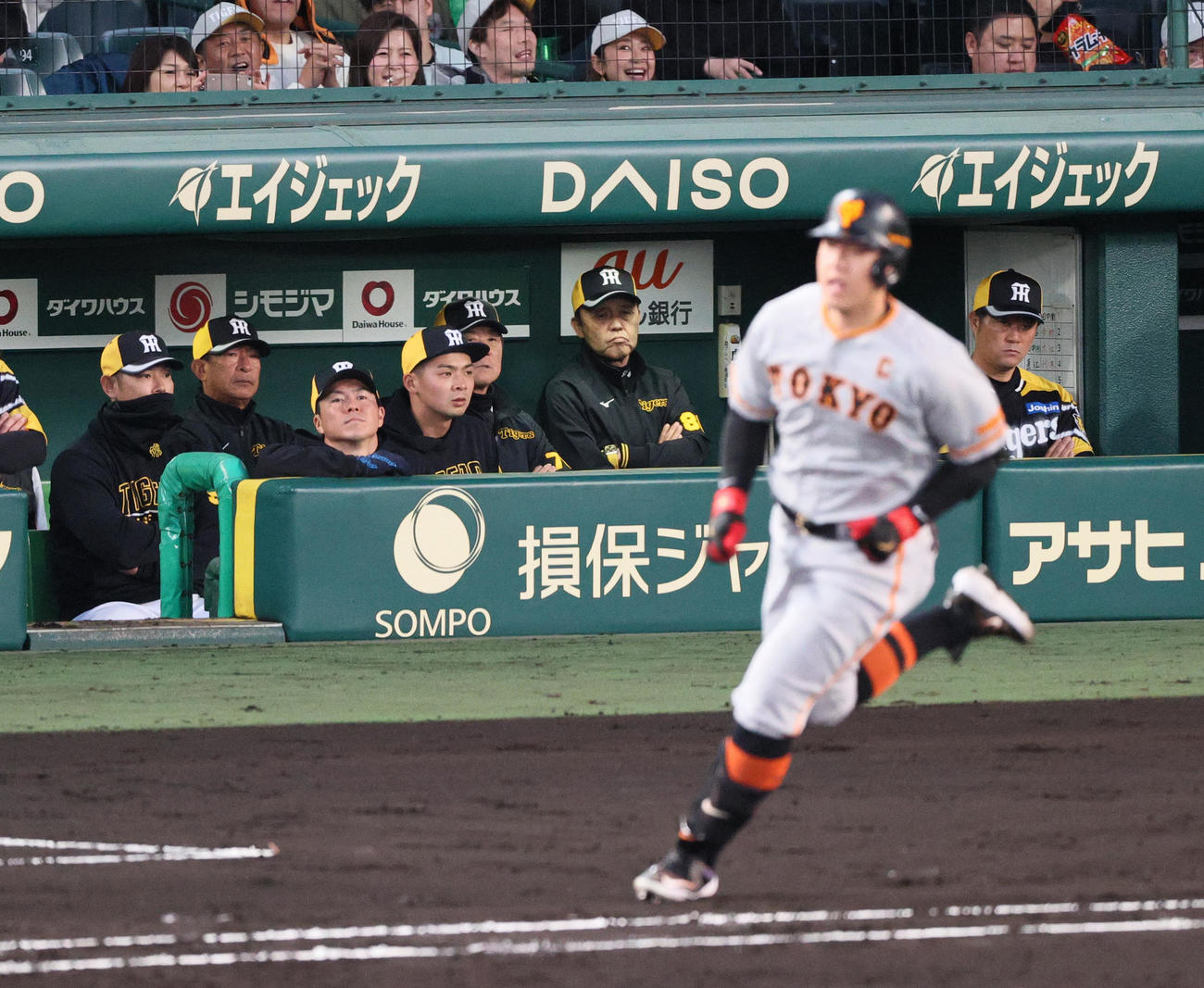 阪神対巨人　3回表巨人無死二塁、岡田監督（右から3人目）は中前適時打を放った岡本和（手前）を見る（撮影・上山淳一）