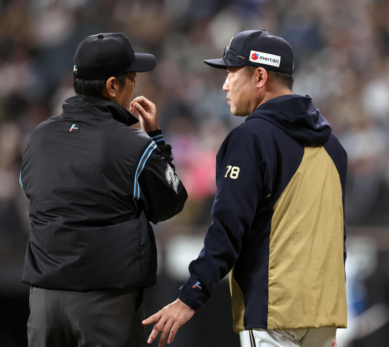 日本ハム対オリックス　3回裏日本ハム1死一、二塁、万波の打球について審判と話す中嶋監督（撮影・佐藤翔太）