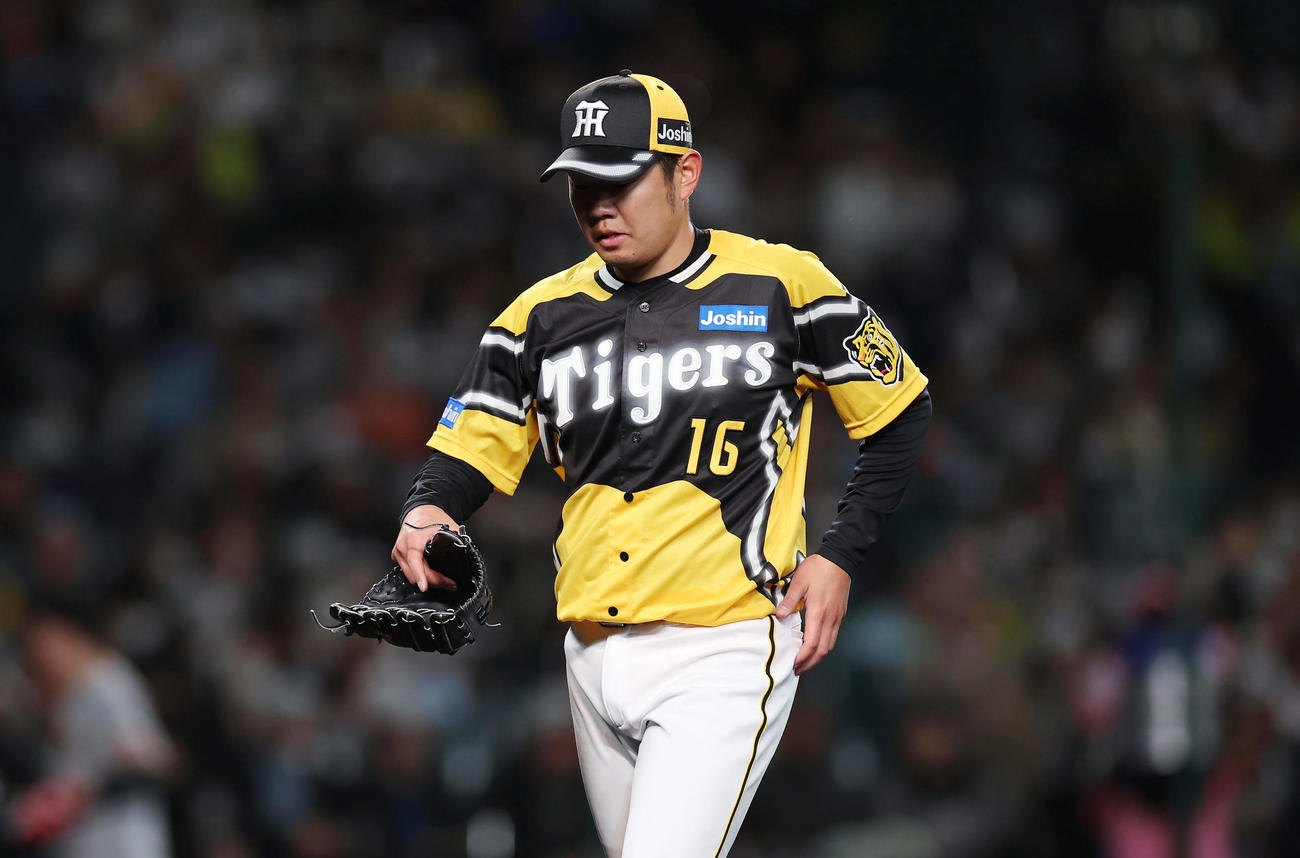 阪神対巨人　3回表を投げ終え、失点を重ねた阪神西勇はうつむきながらベンチへ戻る（撮影・前田充）