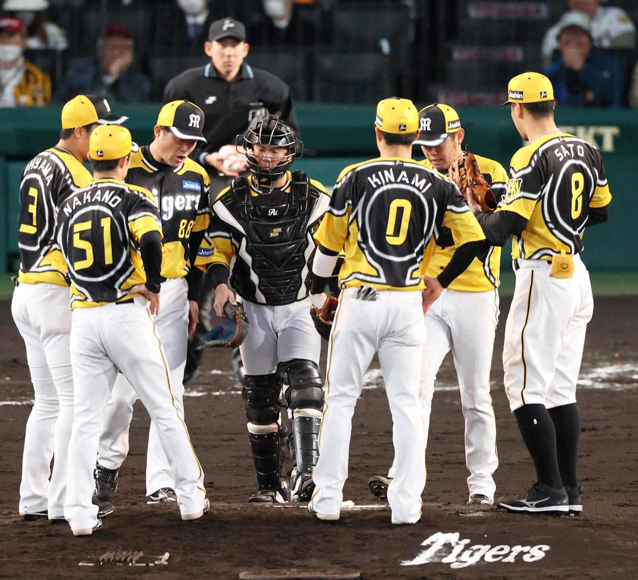 阪神対巨人　3回表巨人2死三塁、西勇（右から2人目）の元に集まる阪神内野陣（撮影・上山淳一）