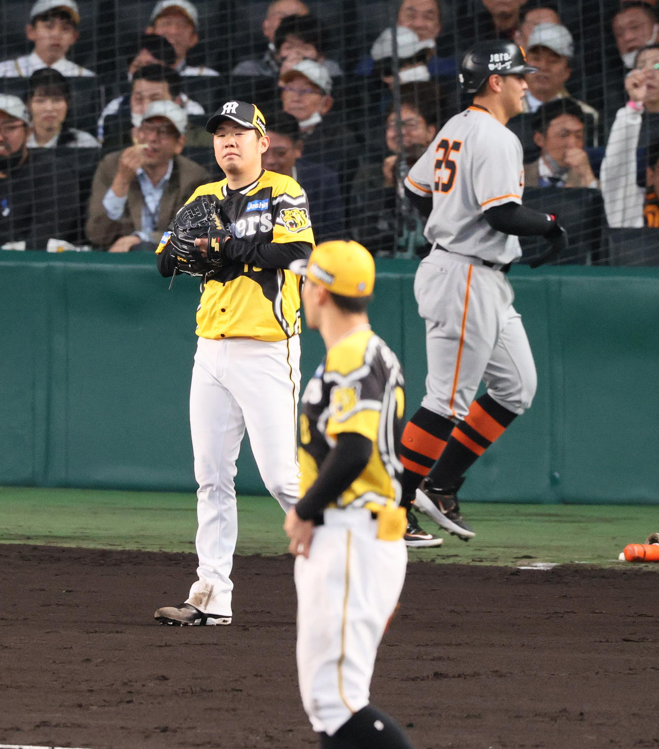 阪神対巨人　3回表巨人1死一塁、西勇（左）は大城に右適時三塁打を浴びる（撮影・上山淳一）