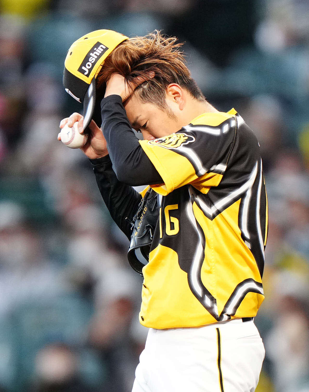 阪神対巨人　1回表巨人2死一塁、中田翔に二塁打を浴びた西勇（撮影・江口和貴）