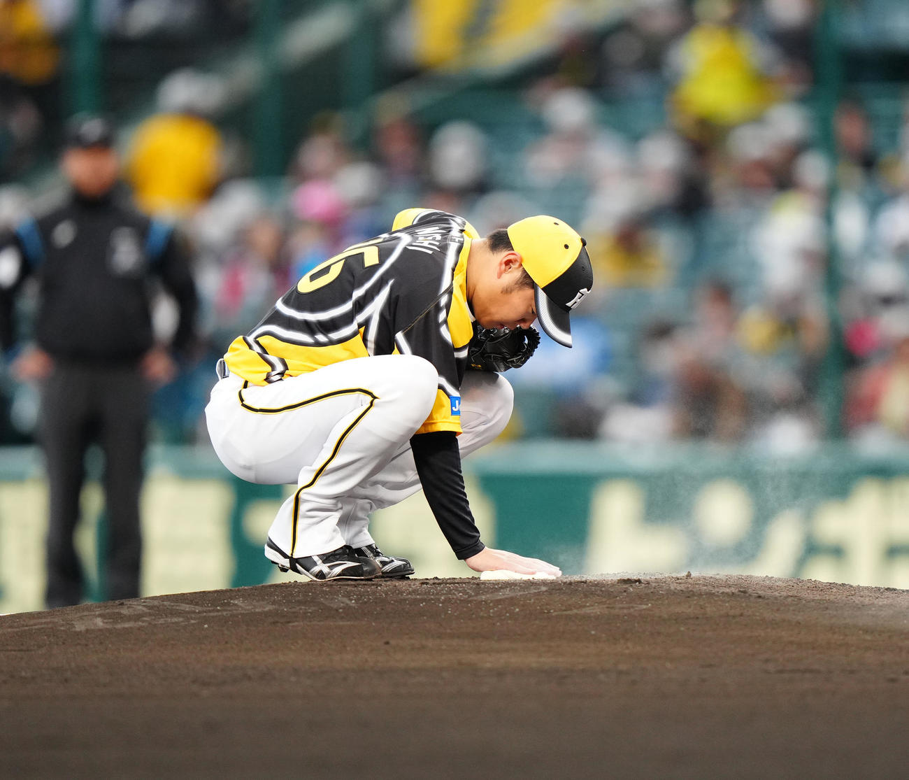 阪神対巨人　1回表開始前、マウンドに手をやる阪神先発の西勇（撮影・江口和貴）