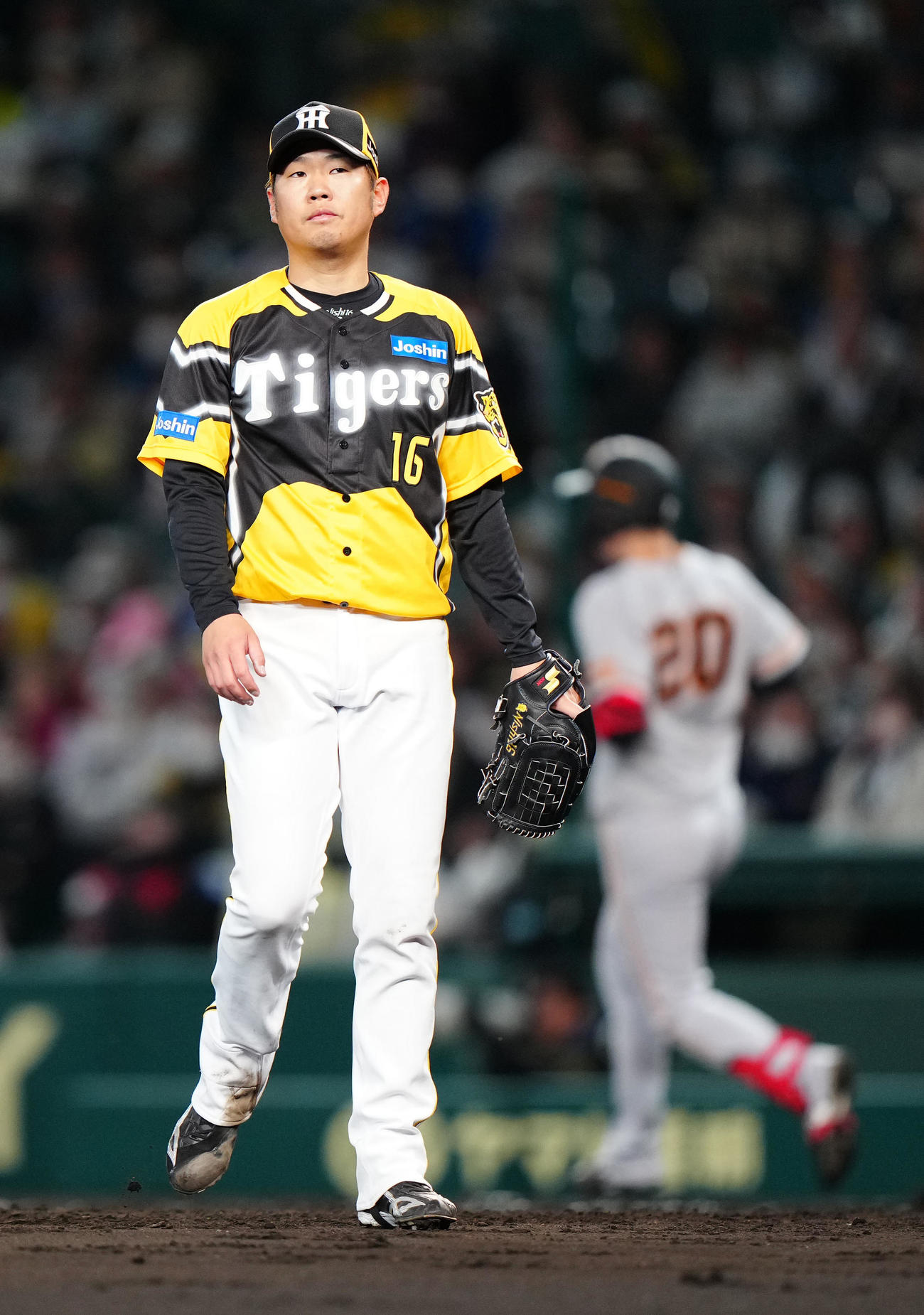 阪神対巨人　3回表巨人2死一、三塁、戸郷（後方）に適時打を浴びる西勇（撮影・江口和貴）