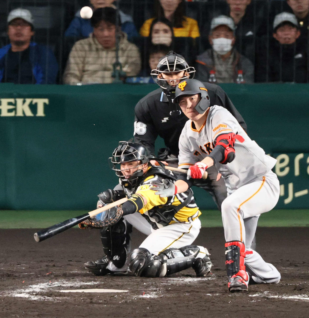 阪神対巨人　3回表巨人2死一、三塁、戸郷はバットを折りながら中前適時打を放つ（撮影・上山淳一）