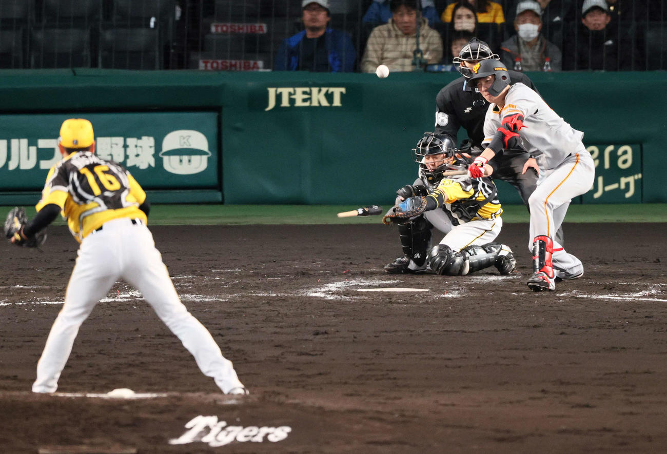 阪神対巨人　3回表巨人2死一、三塁、戸郷はバットを折りながらも中前適時打を放つ（撮影・上山淳一）