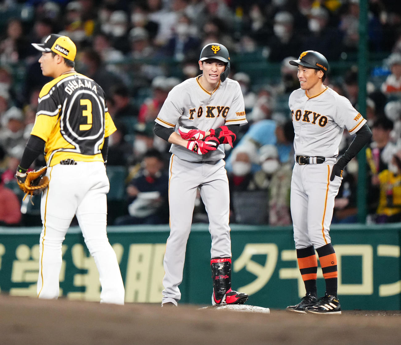 阪神対巨人　3回表巨人2死一、三塁、適時打を放った戸郷（撮影・江口和貴）