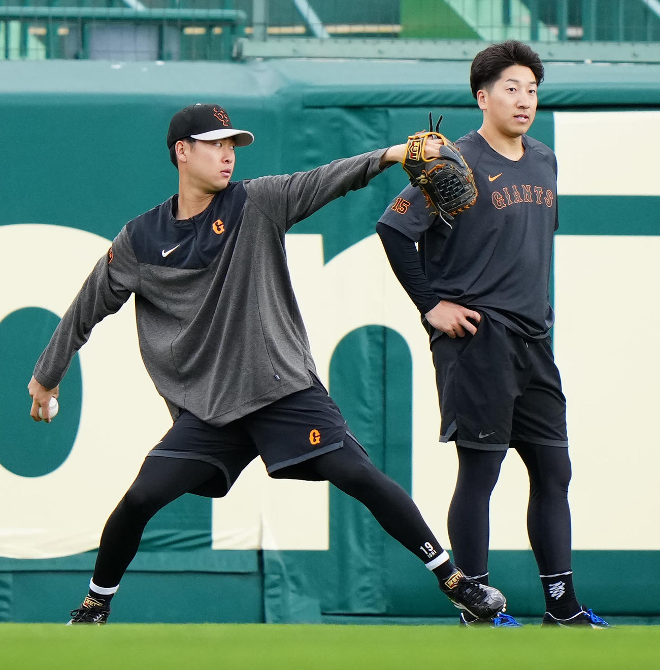 阪神対巨人　試合前練習でキャッチボールする巨人山崎伊。右は大勢（撮影・江口和貴）