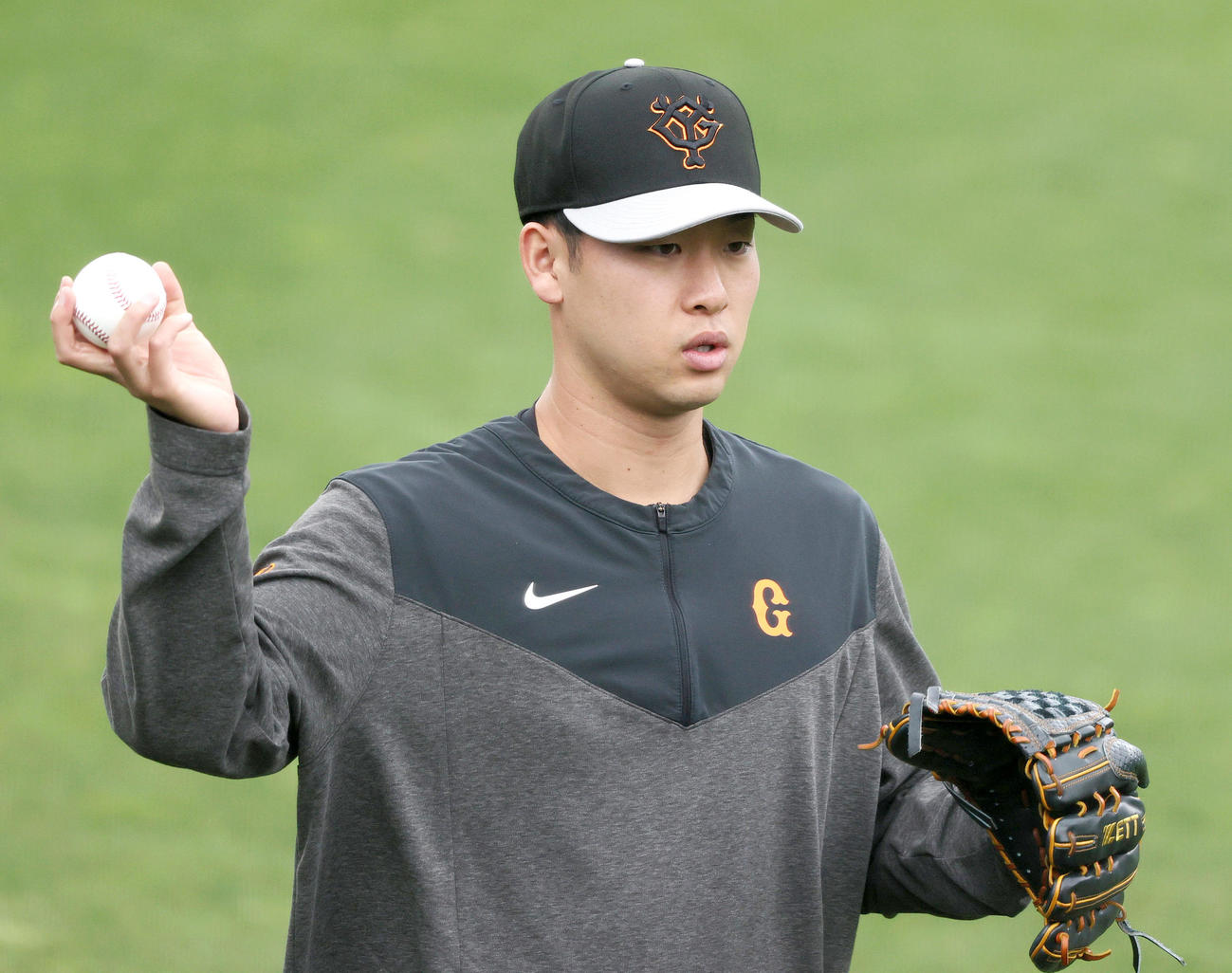 キャッチボールする巨人山崎伊（撮影・上山淳一）