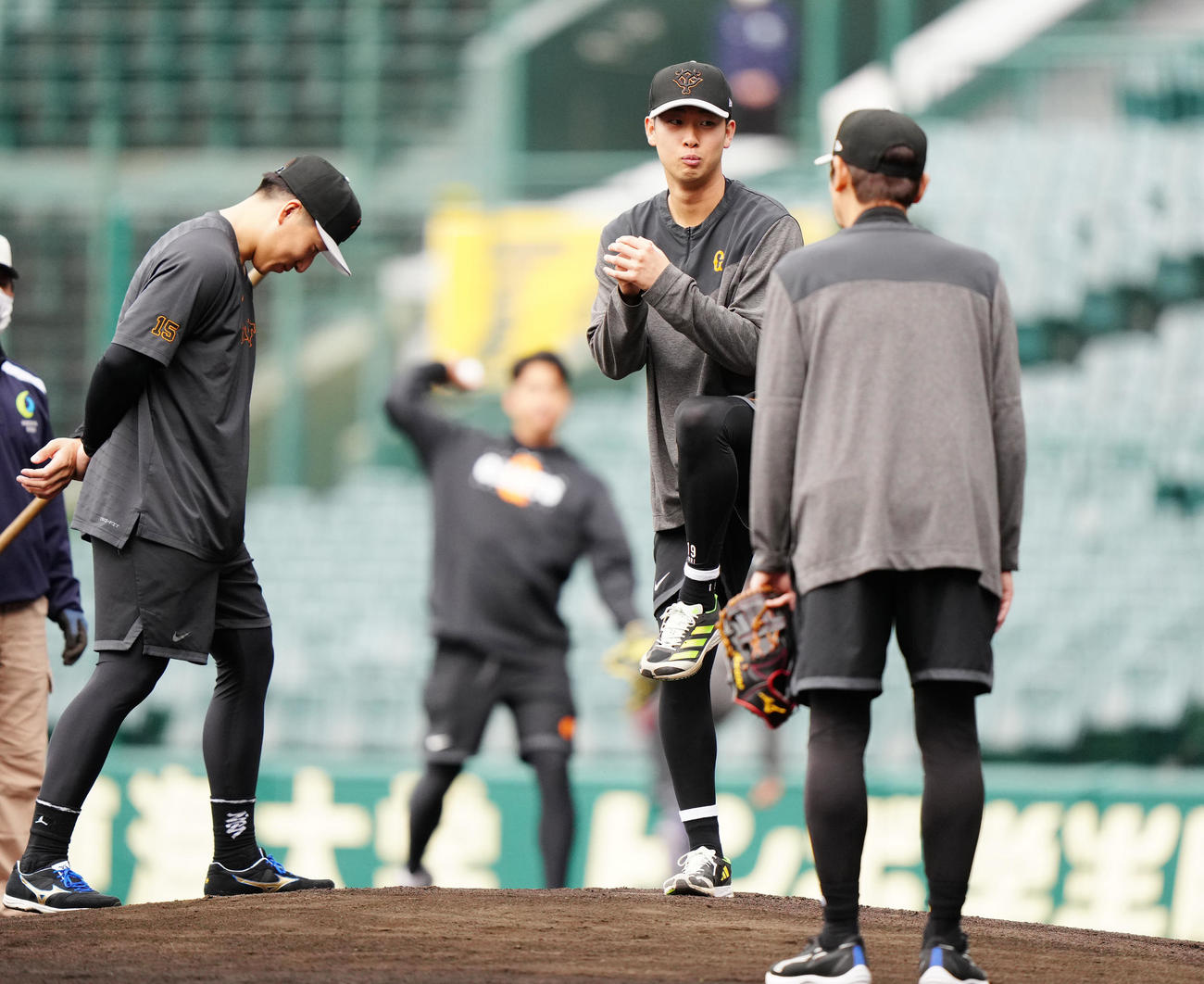阪神対巨人　試合前練習でマウンドの感触を確かめる巨人山崎伊（中央）（撮影・江口和貴）
