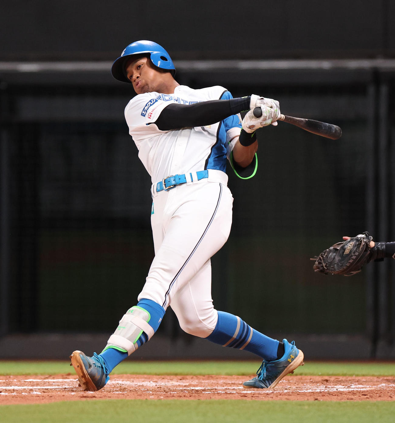 日本ハム対オリックス　3回裏日本ハム1死一、二塁、万波は適時二塁打を放つ（撮影・佐藤翔太）