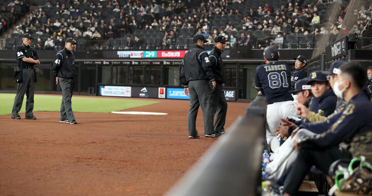 日本ハム対オリックス　3回裏日本ハム1死一、二塁、万波の打球について審判団と話し合うオリックスベンチ（撮影・佐藤翔太）