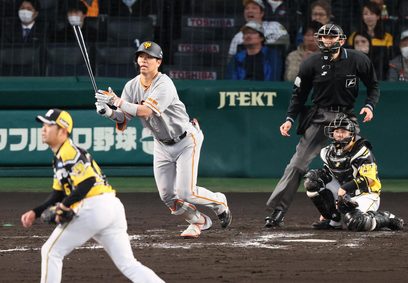 阪神対巨人　3回表巨人1死一塁、大城は右適時三塁打を放つ。投手西勇（撮影・上山淳一）
