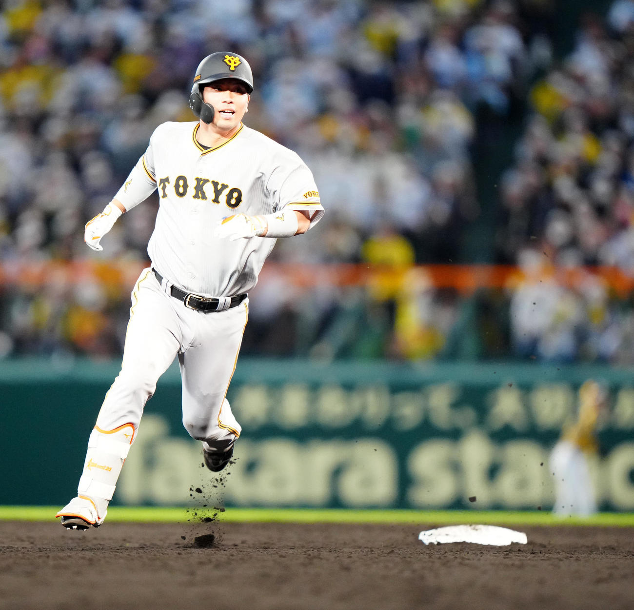 阪神対巨人　3回表巨人1死一塁、適時三塁打で三塁へ向かう大城卓（撮影・江口和貴）