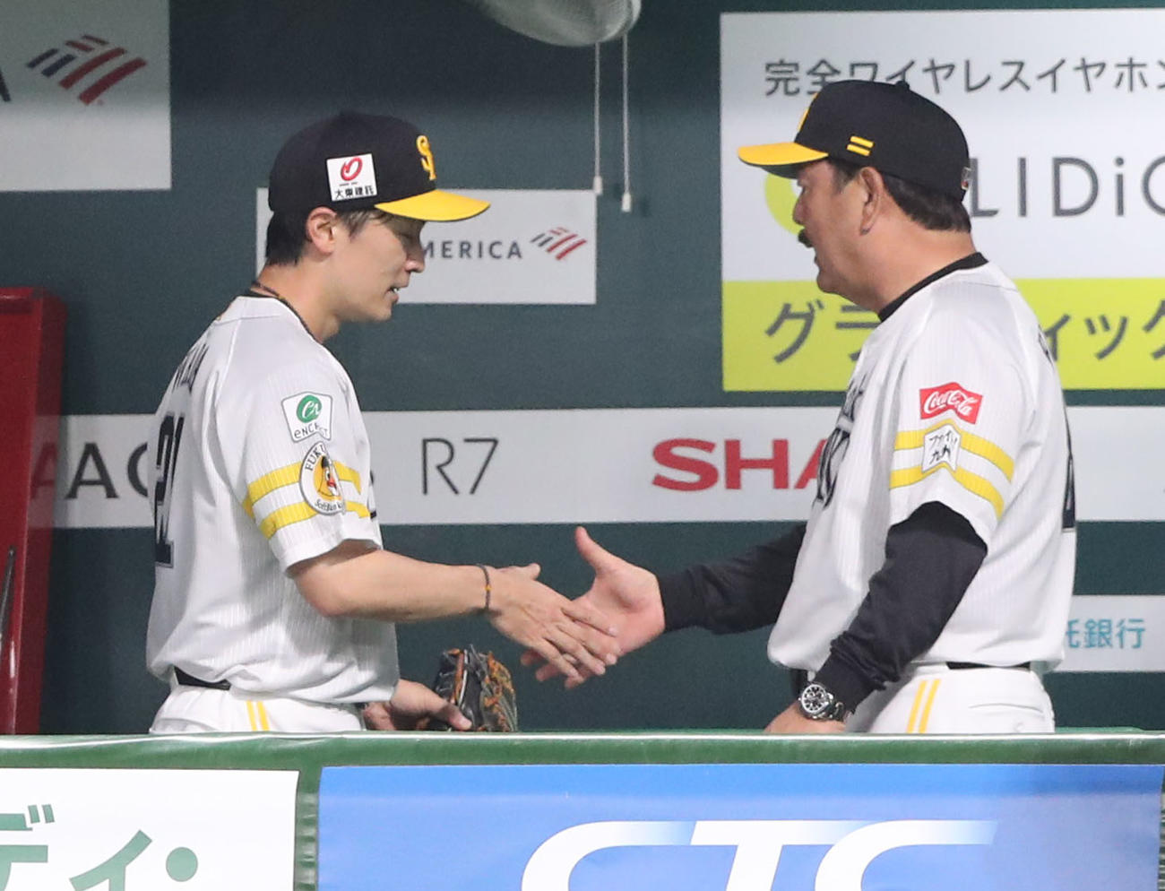 ソフトバンク対楽天　6回途中で交代を告げられた和田はベンチで藤本監督に声をかけられる（撮影・梅根麻紀）
