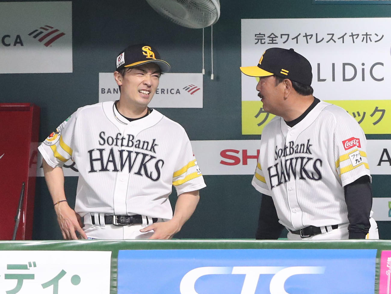 ソフトバンク対楽天　6回途中で交代を告げられた和田はベンチで藤本監督に声をかけられる（撮影・梅根麻紀）