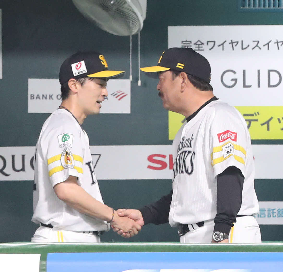 ソフトバンク対楽天　6回途中で交代を告げられた和田（左）はベンチで藤本監督に声をかけられる（撮影・梅根麻紀）