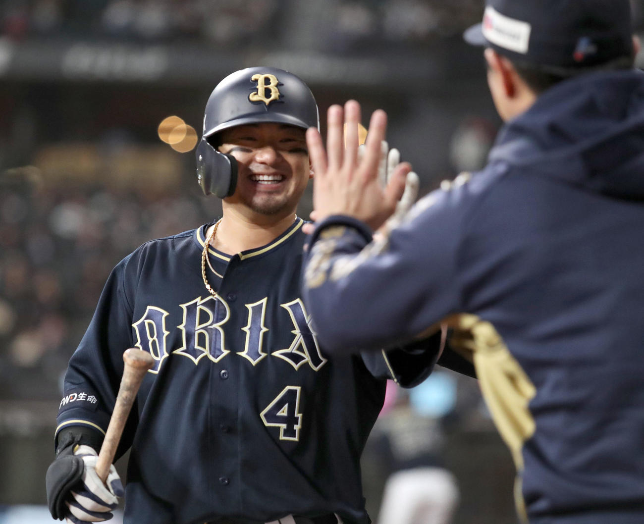 日本ハム対オリックス　6回表オリックス無死、森は右越え本塁打を放ちナインに出迎えられる（撮影・佐藤翔太）