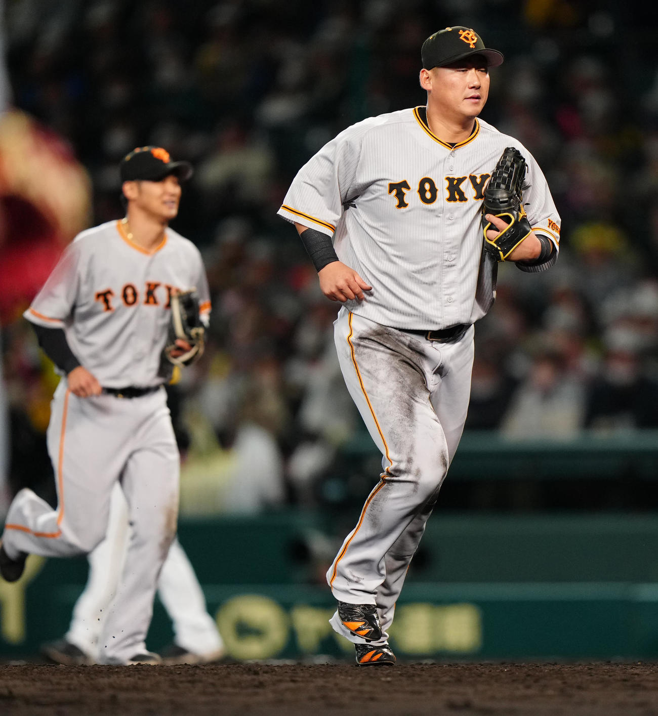 阪神対巨人　7回裏終了後、ベンチに引き揚げる巨人一塁手中田翔（撮影・江口和貴）