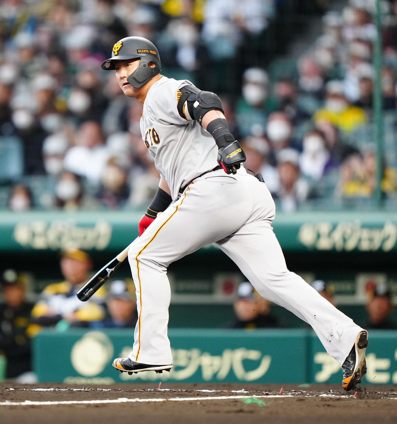 阪神対巨人　1回表巨人2死一塁、二塁打を放つ中田翔（撮影・江口和貴）
