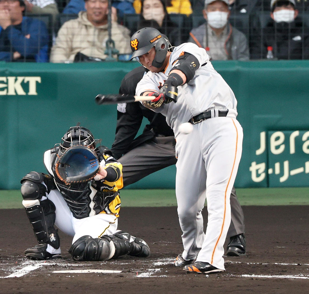 阪神対巨人　1回表巨人2死一塁、中田翔は左翼へ二塁打を放つ（撮影・上山淳一）