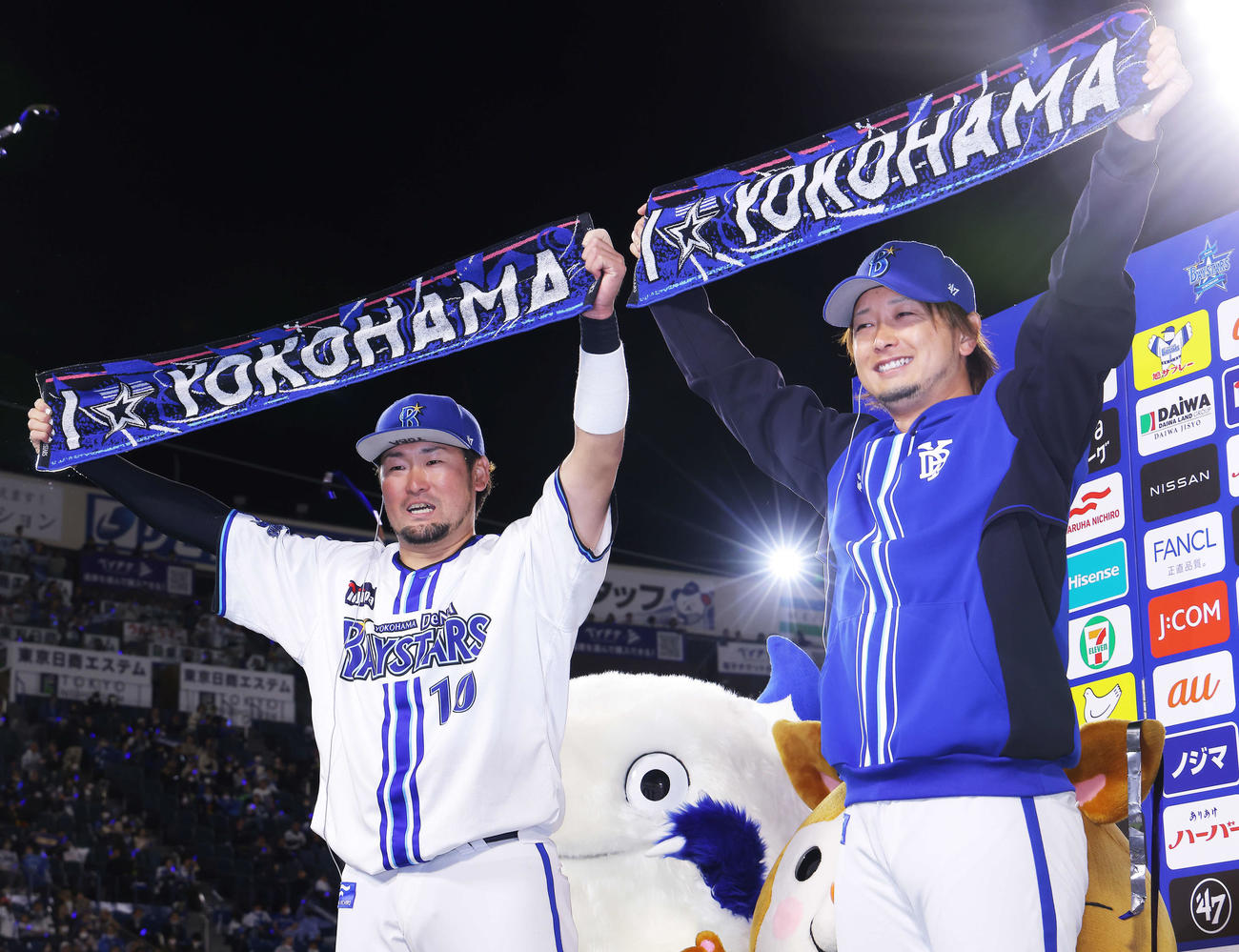 DeNA対ヤクルト　ヤクルトに勝利し、「I☆YOKOHAMA」のタオルを掲げお立ち台で笑顔を見せるDeNA戸柱（左）と三嶋（撮影・河田真司）