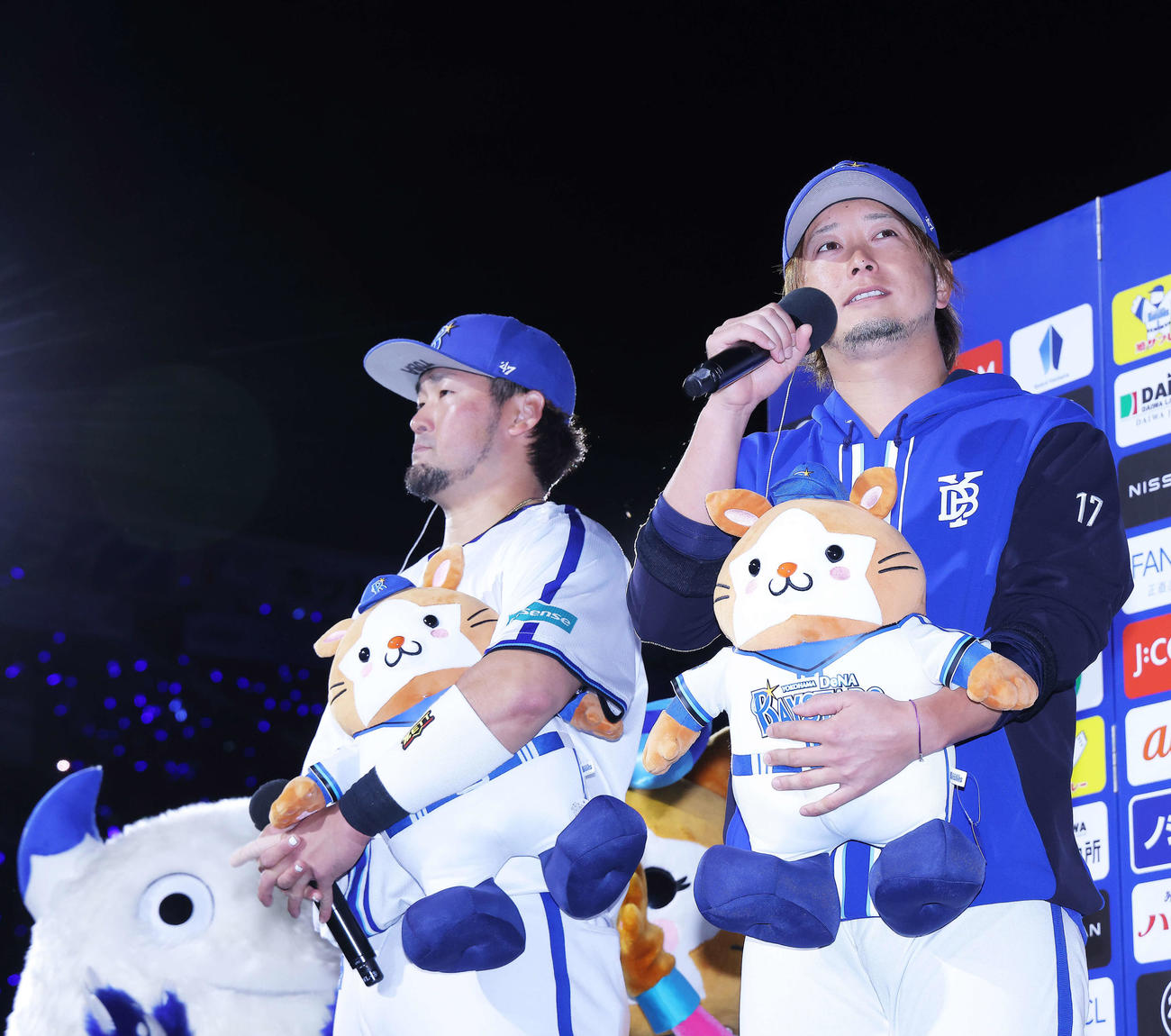 DeNA対ヤクルト　ヤクルトに勝利し、お立ち台であいさつするDeNA三嶋（右）と戸柱（撮影・河田真司）