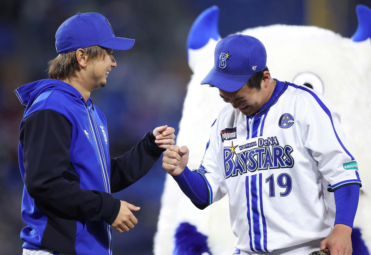 DeNA対ヤクルト　ヤクルトに勝利し、グータッチを交わすDeNA三嶋（左）と山崎（撮影・河田真司）