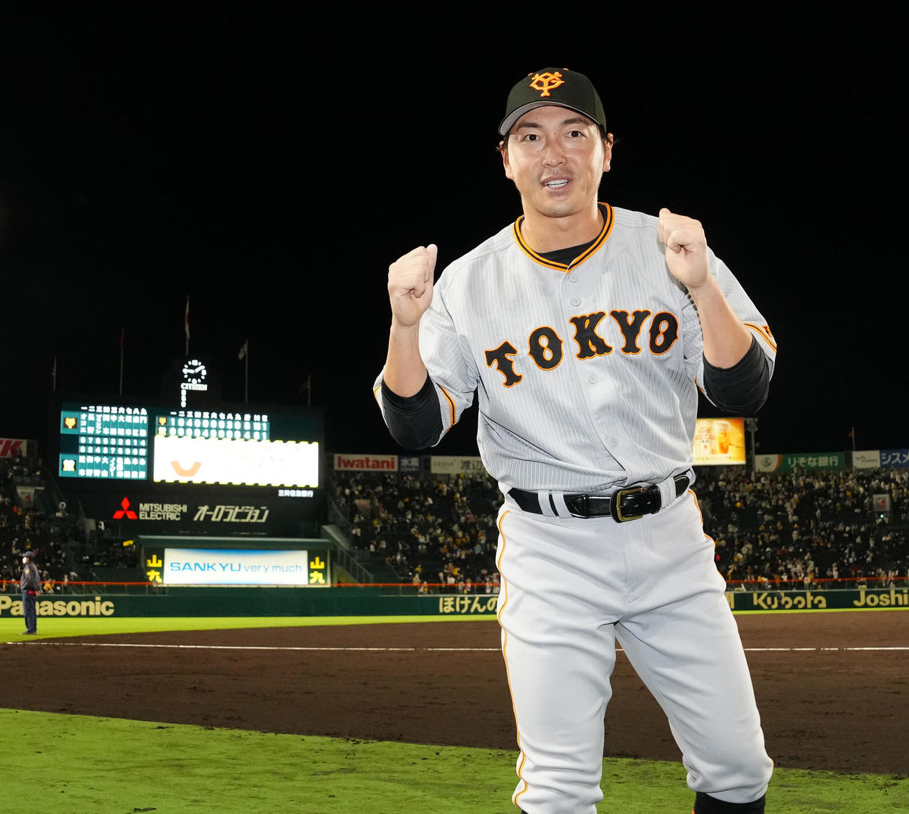 阪神対巨人　試合後、ガッツポーズを見せる巨人長野（撮影・江口和貴）