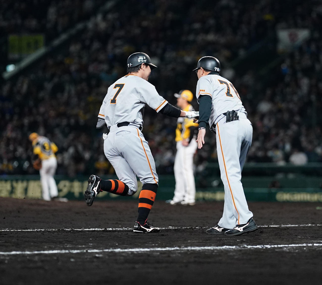 阪神対巨人　8回表巨人2死一、三塁、3点本塁打を放ち、ダイヤモンド1周する長野（左）（撮影・江口和貴）