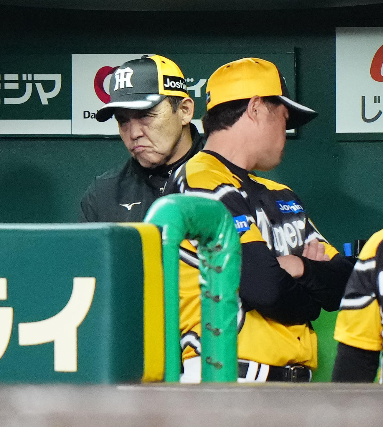 阪神対巨人　3回表巨人2死一、二塁、西勇がオコエに適時打を浴び、ベンチで厳しい表情の岡田監督（左）（撮影・江口和貴）
