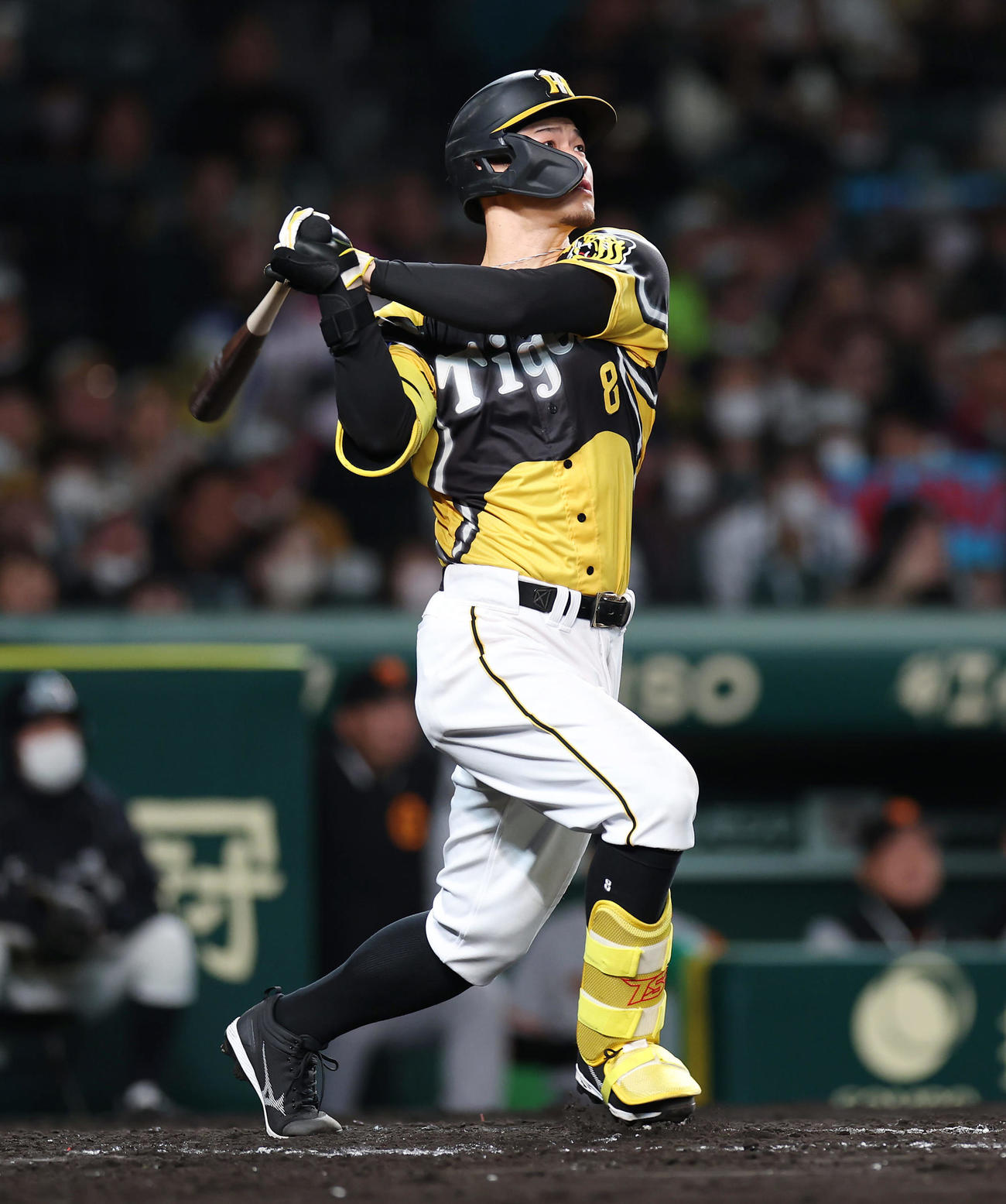 阪神対巨人　5回裏阪神無死、右越えソロ本塁打を放つ佐藤輝（撮影・前田充）