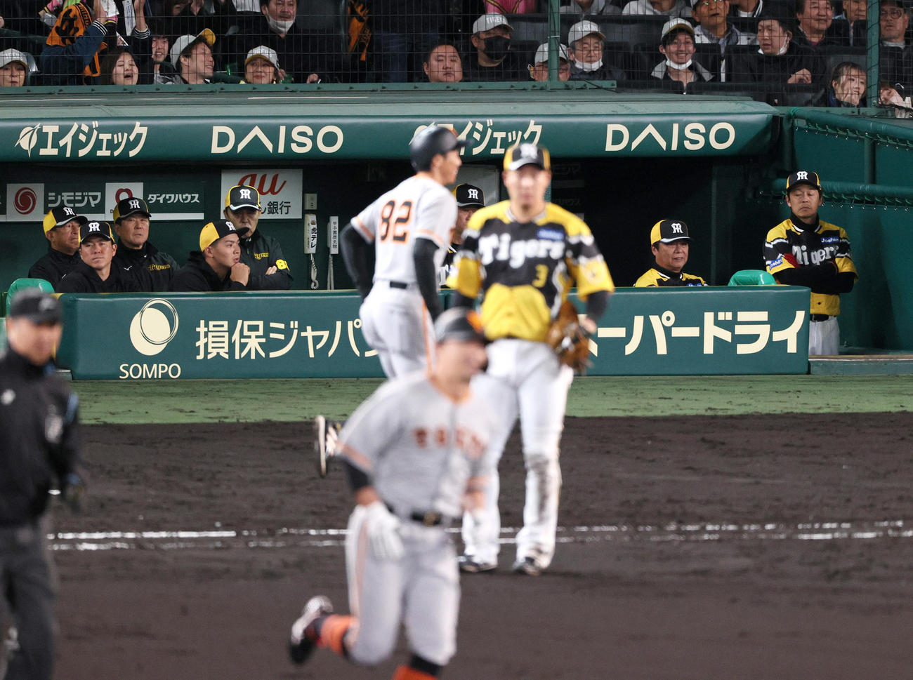 阪神対巨人　8回表巨人1死一、三塁、代打長野（手前）に左越え3点本塁打を浴び静まる岡田監督（左から5人目）ら（撮影・上山淳一）