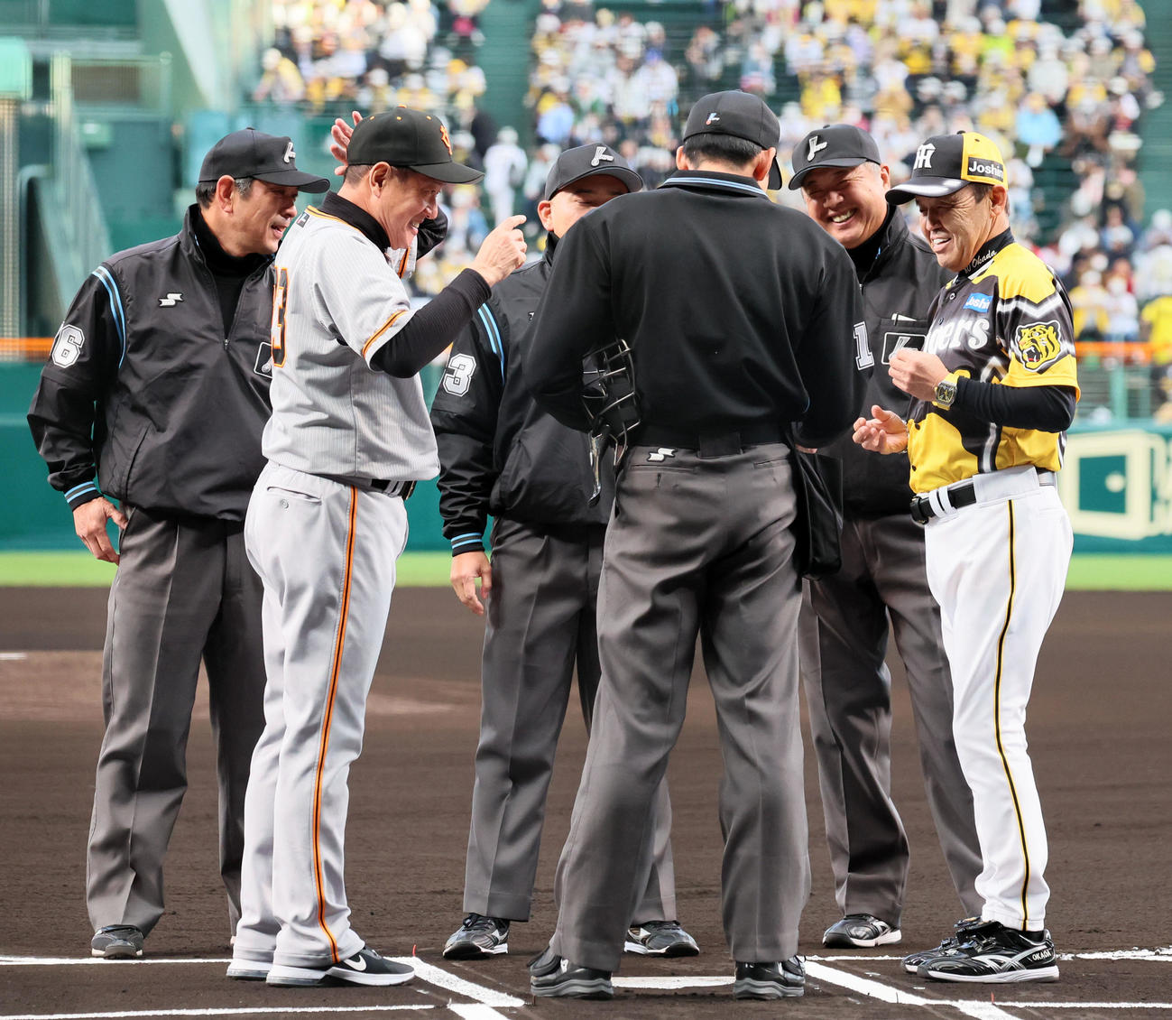 阪神対巨人　メンバー表を交換する原監督（左）と岡田監督（撮影・加藤哉）
