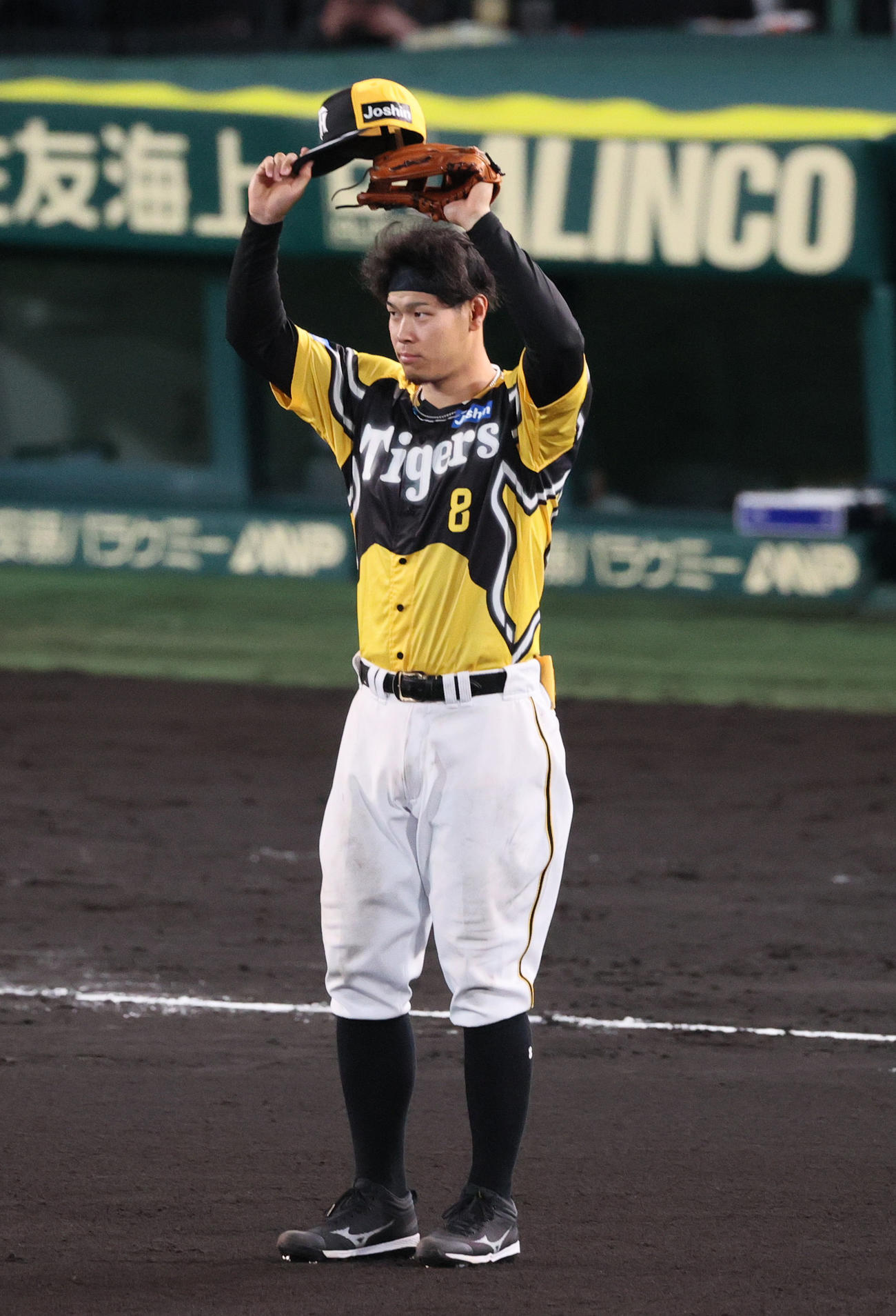 阪神対巨人　5回に右越え本塁打を放った阪神佐藤は守備につきファンの歓声に応える（撮影・上山淳一）