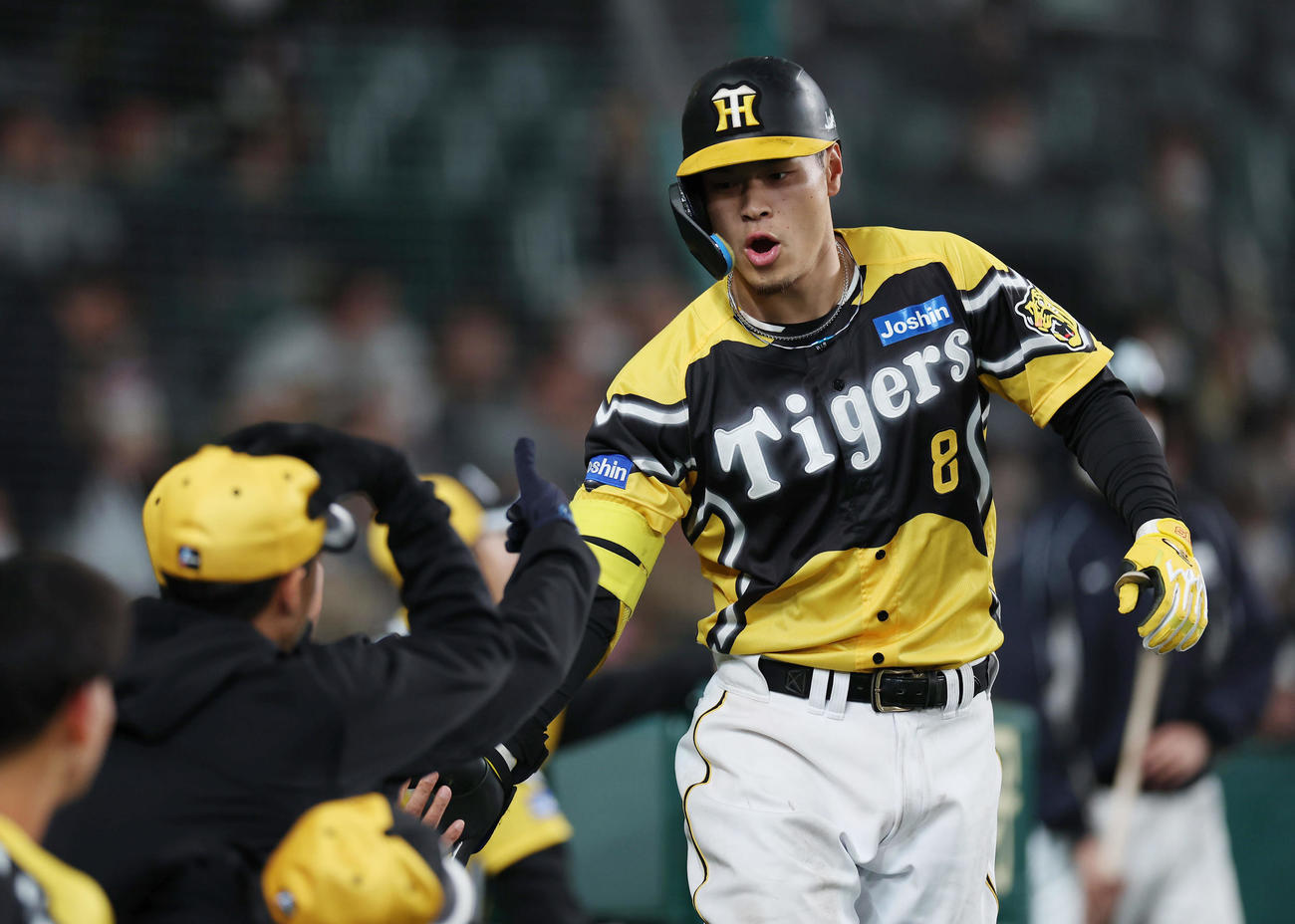 阪神対巨人　5回裏阪神無死、右越えソロ本塁打を放ちナインに迎えられる佐藤輝（撮影・前田充）