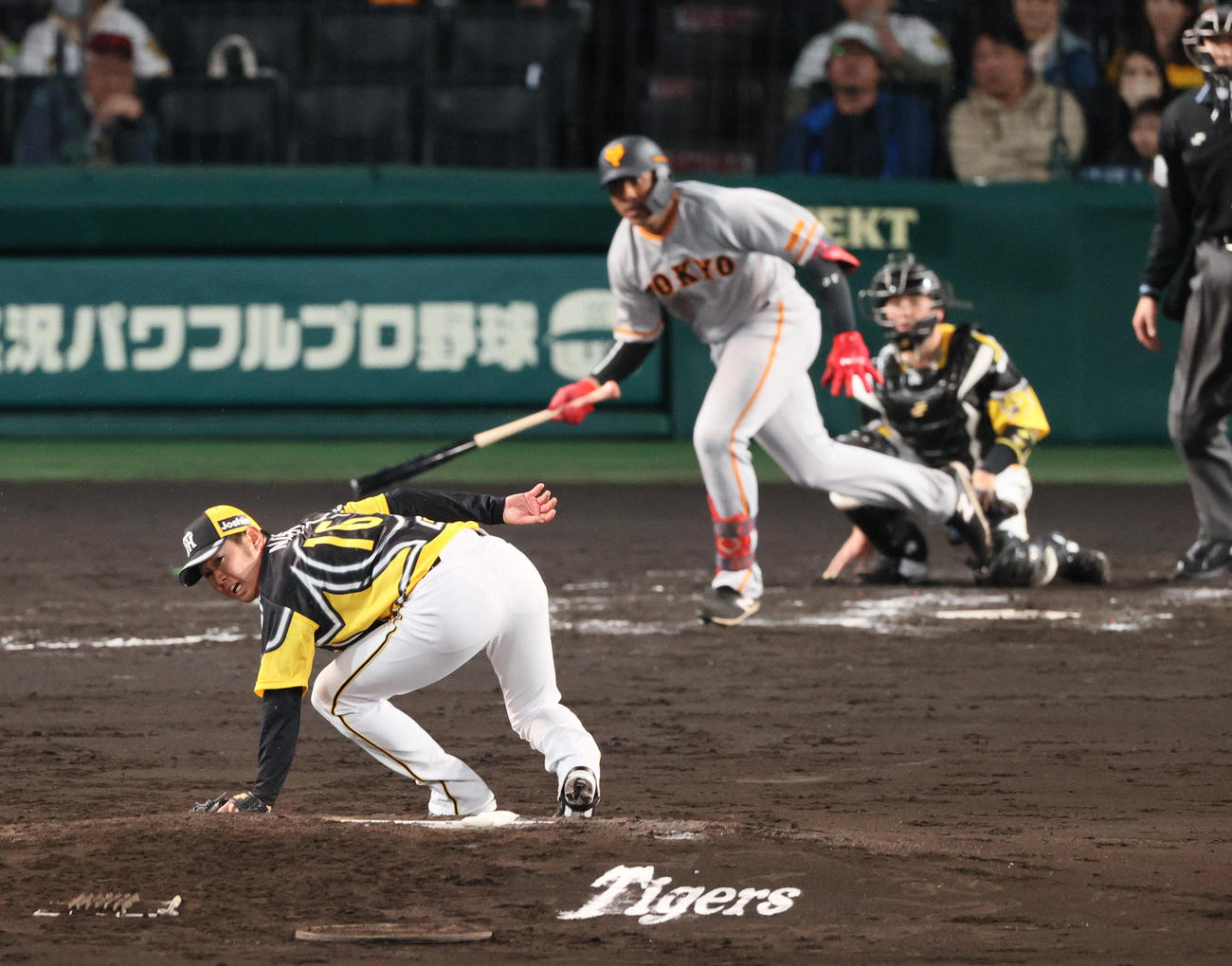 阪神対巨人　3回表巨人2死一、二塁、西勇（手前）はオコエに中前適時打を浴びる（撮影・上山淳一）