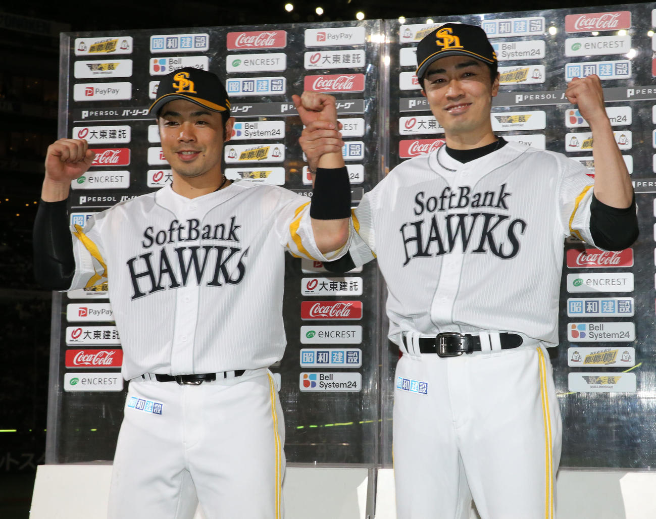 ソフトバンク対楽天　ヒーローになった近藤(左)と和田（撮影・冨田成美）