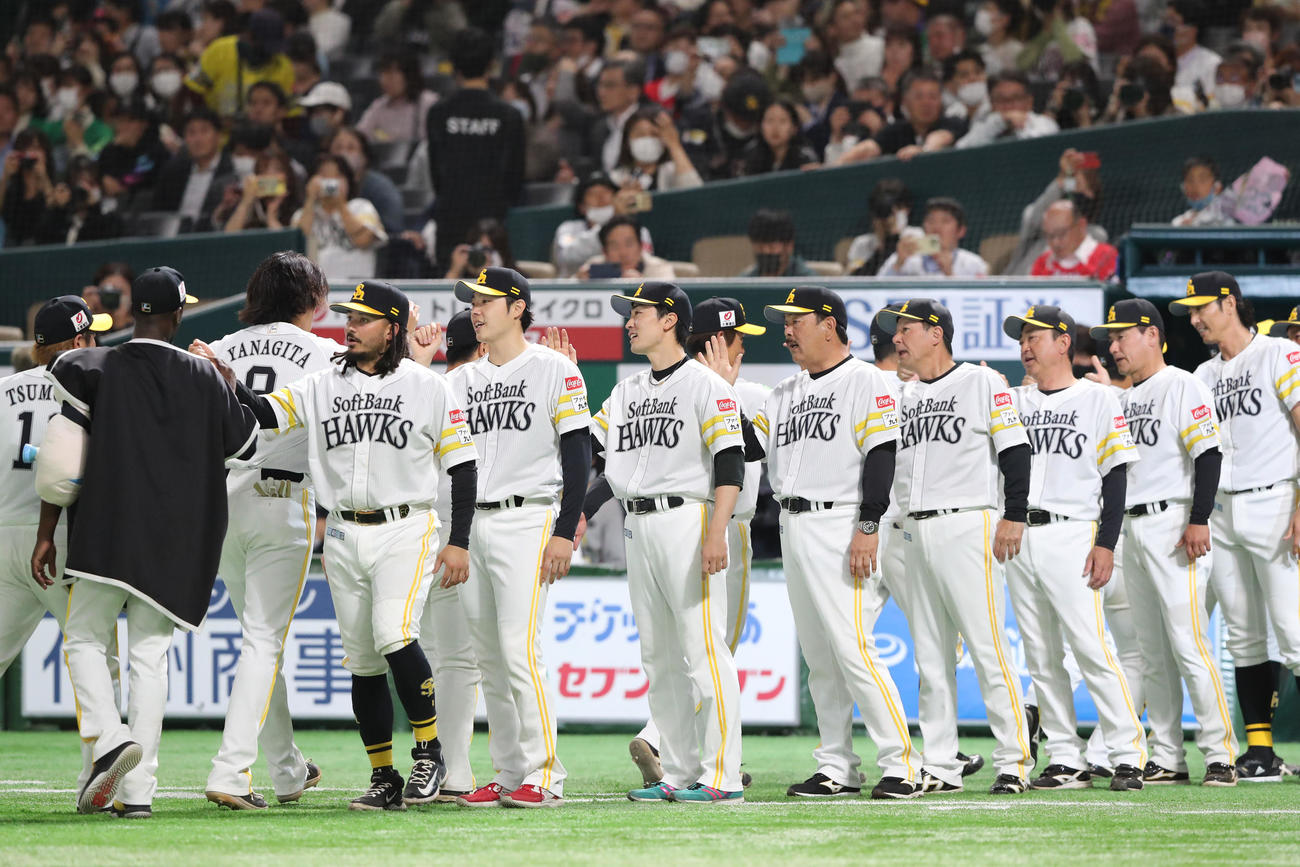 ソフトバンク対楽天　勝利投手となった和田はナインを出迎える（撮影・梅根麻紀）