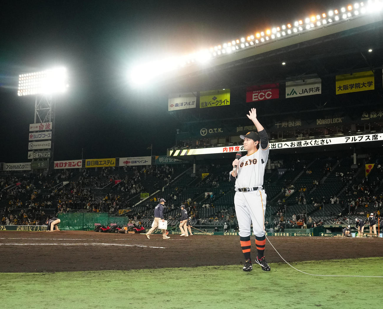 阪神対巨人　試合後、巨人ファンの声援に応える長野（撮影・江口和貴）