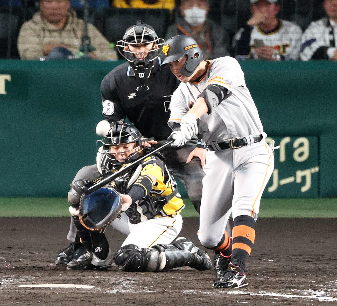 神対巨人　8回表巨人1死一、三塁、代打長野は左越え3点本塁打を放つ（撮影・上山淳一）