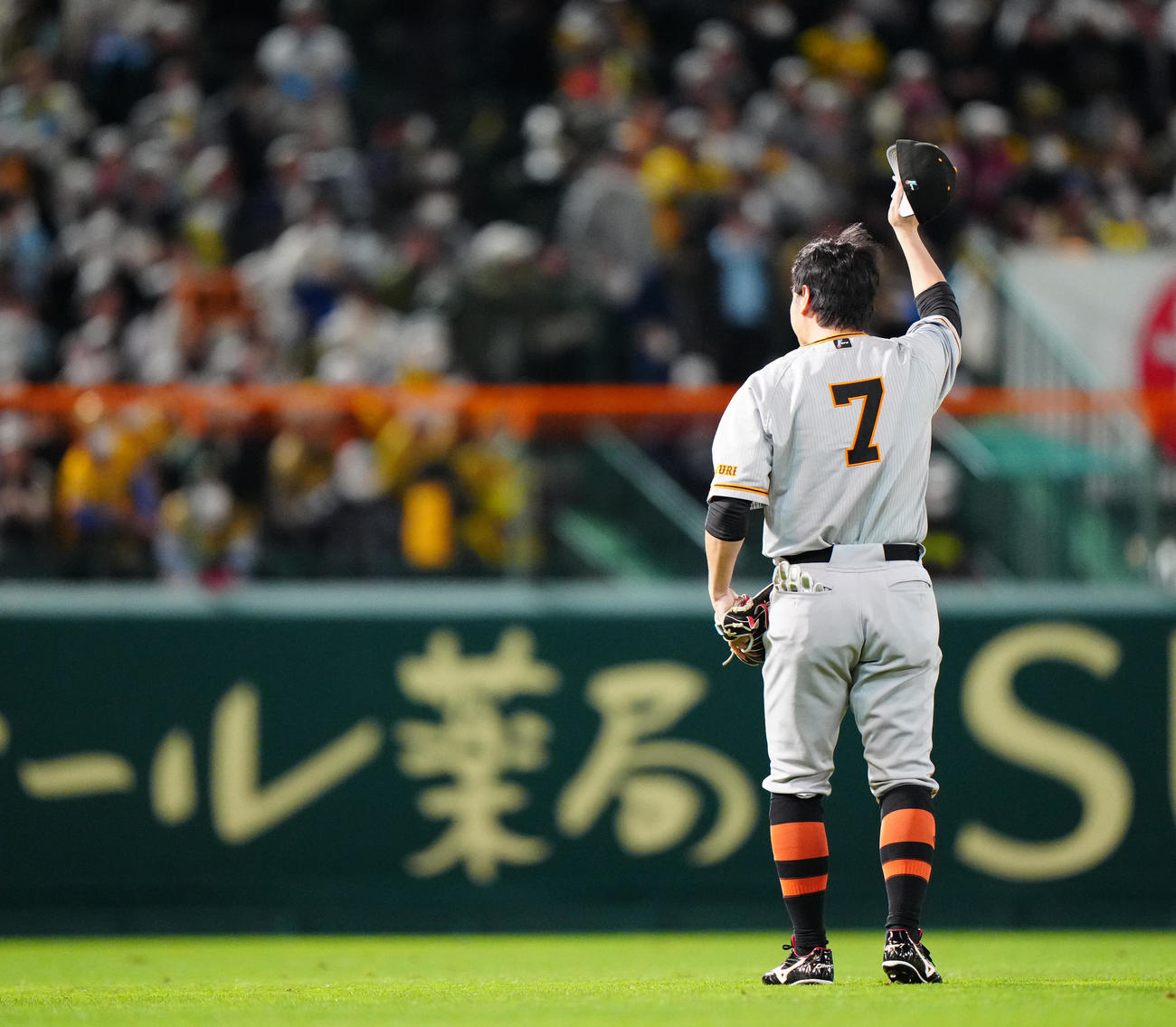 阪神対巨人　8回裏開始前、巨人ファンの声援に応える左翼手長野（撮影・江口和貴）