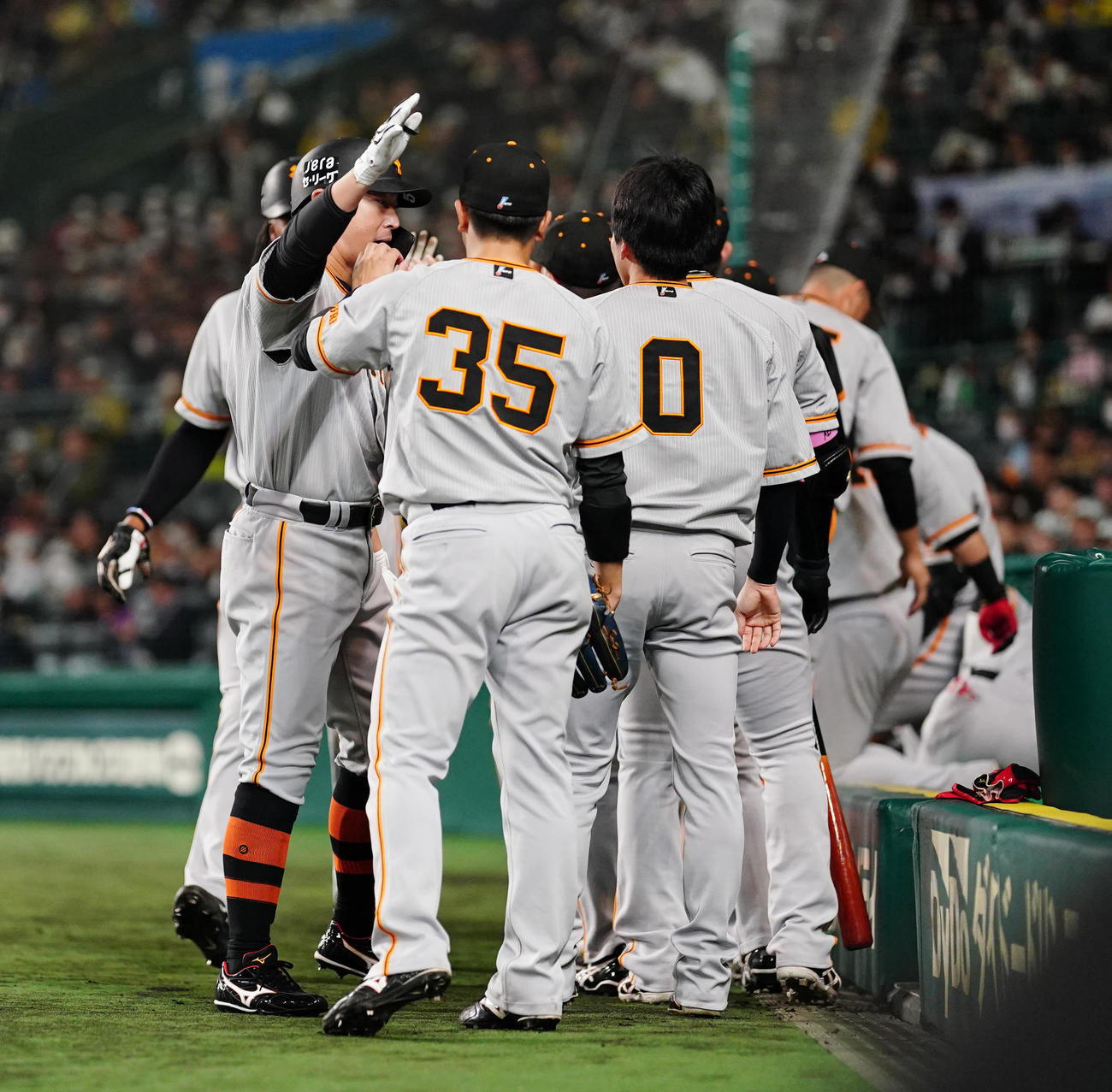 阪神対巨人　8回表巨人1死一、三塁、3点本塁打を放ち、タッチを交わす長野（左端）（撮影・江口和貴）