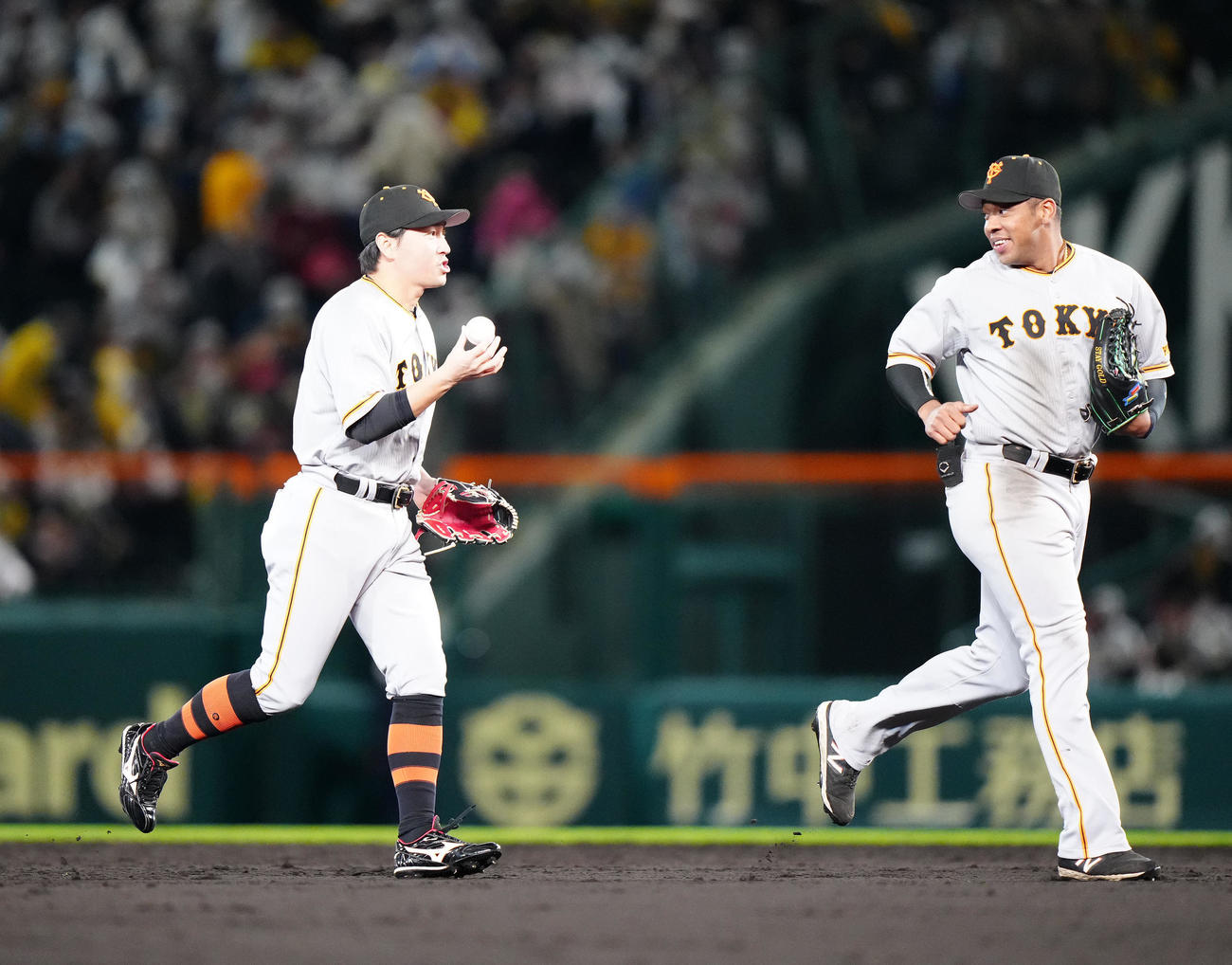 阪神対巨人　試合後、勝利球を手にする巨人長野（左）。右はオコエ（撮影・江口和貴）