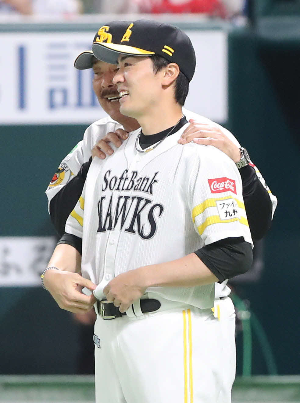 ソフトバンク対楽天　勝利投手となった和田は藤本監督（奥）に肩をもまれる（撮影・梅根麻紀）