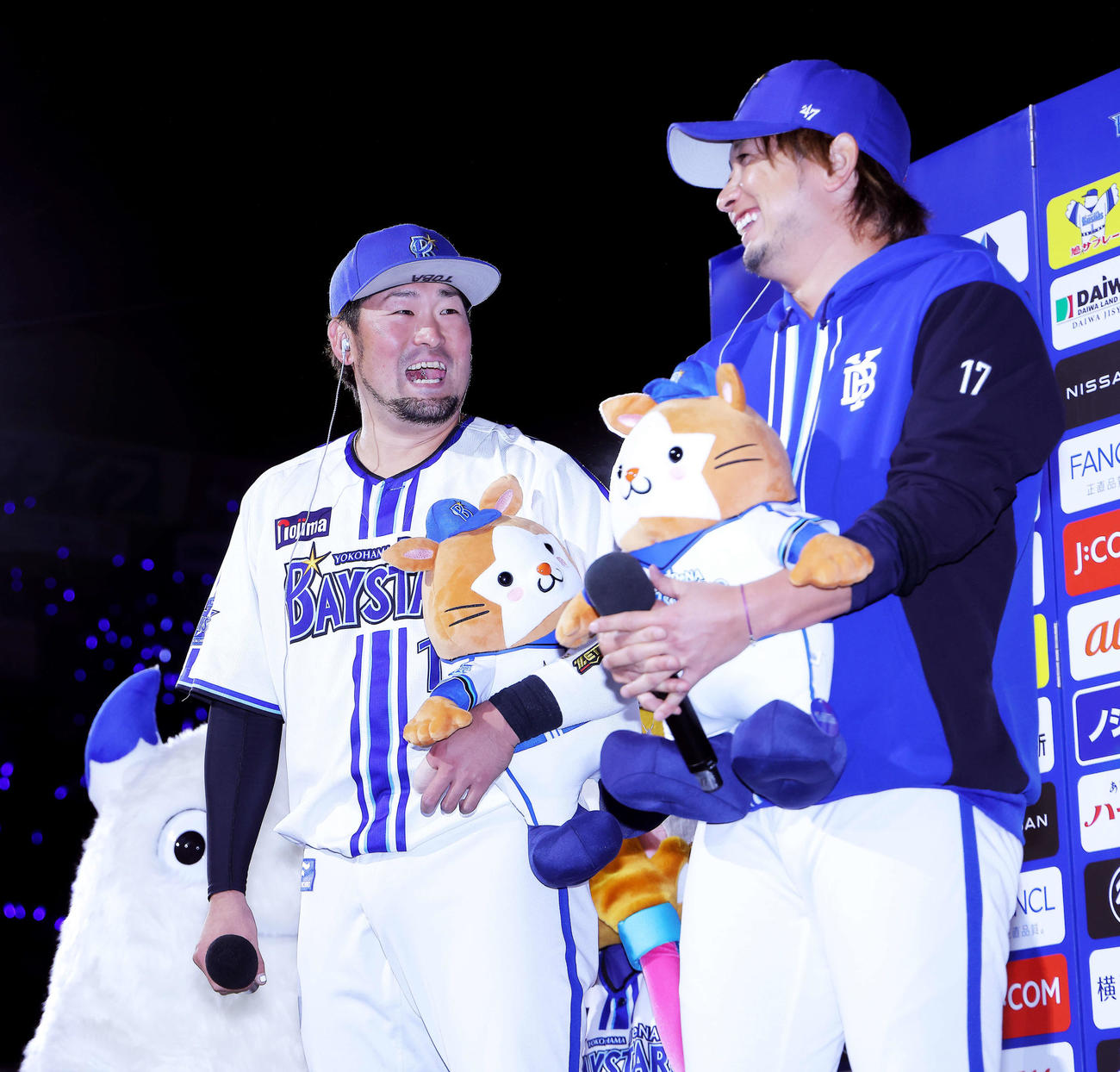 ヤクルトに勝利し、お立ち台で笑顔のDeNA戸柱（左）と三嶋（撮影・河田真司）