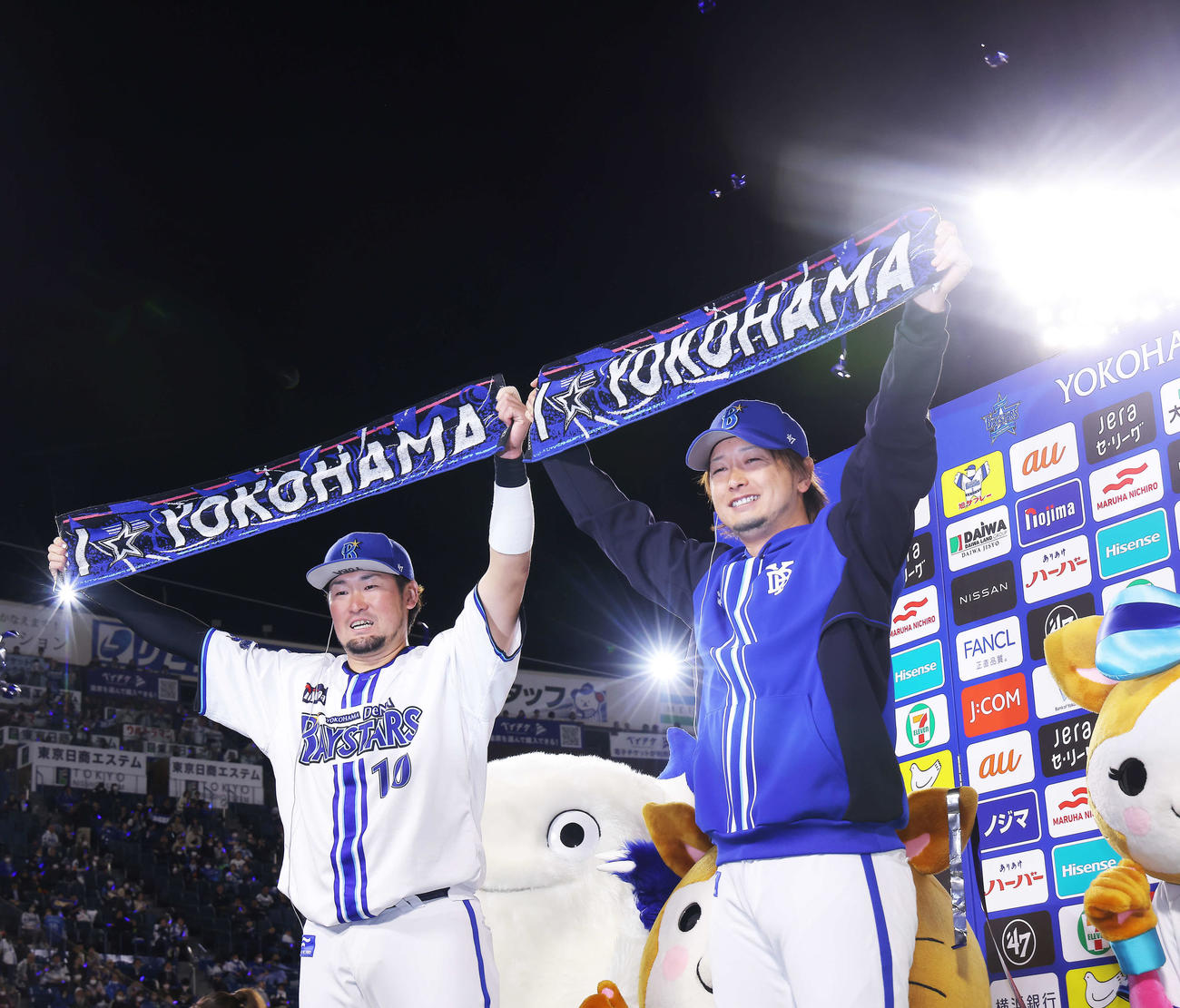 ヤクルトに勝利し、お立ち台で笑顔のDeNA戸柱（左）と三嶋（撮影・河田真司）
